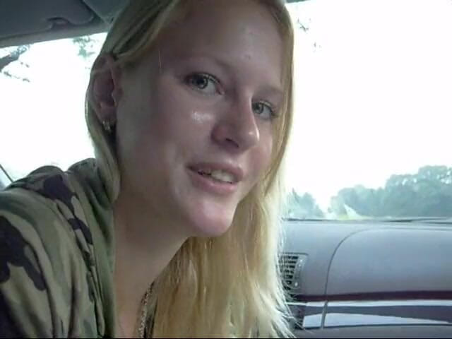 Blondehexe: Blowjob Im Auto
