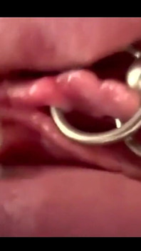 Prim-plan extrem Frecarea clitorisului meu cu piercing de perie de machiaj și orgasm uriaș mă fac să-mi ud complet pizda