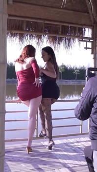 İki porno videonun kamera arkası, lezbiyen ve dörtlü seks