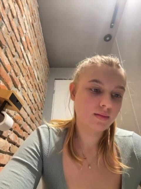 JuiceLussie: Nahá na veřejnosti. Výstřik na tělo s vibrátorem. Flash velký...