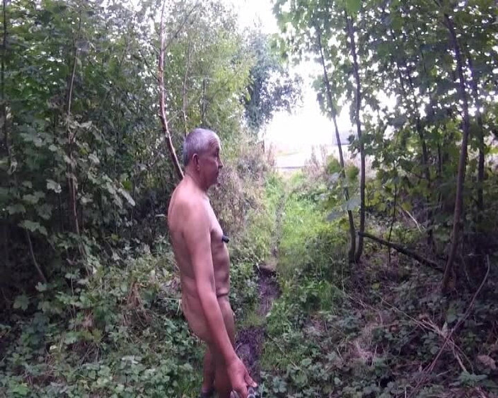 Andy: Goală lângă drum și pădure