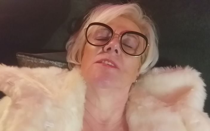 PureVicky66: Bunicuța germană se joacă cu cele mai fierbinți și mai mari...