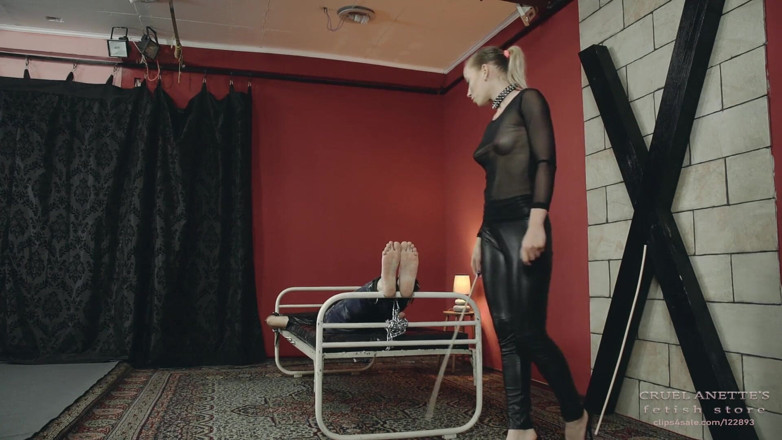Cruel Anettes fetish world: Bastinado yatakta