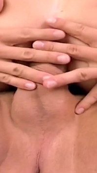 Blondes mädchen isst sperma, nachdem sie ihre muschi und ihr arschloch von einem typen gefickt hat