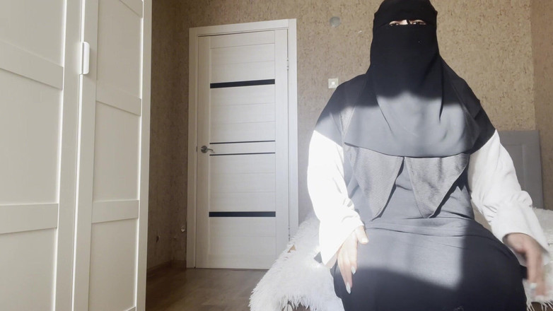 Lux Eva: Arabská macecha s velkým zadkem v punčochách