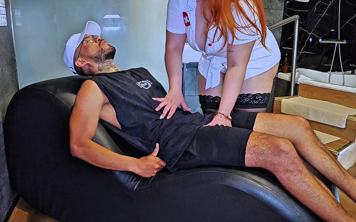 Latincurvyredhead: Enfermera pervertida se folla a su paciente cuando el médico...