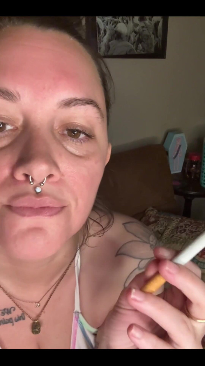 Chery Trees: Chery Copaci fumatul în bikini