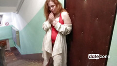 Datezone: Šukal jsem tvou podvádějící manželku s velkými prsy na schodišti