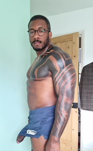 Amadeus: Cewek aussie ini crot di celana pendeknya!!