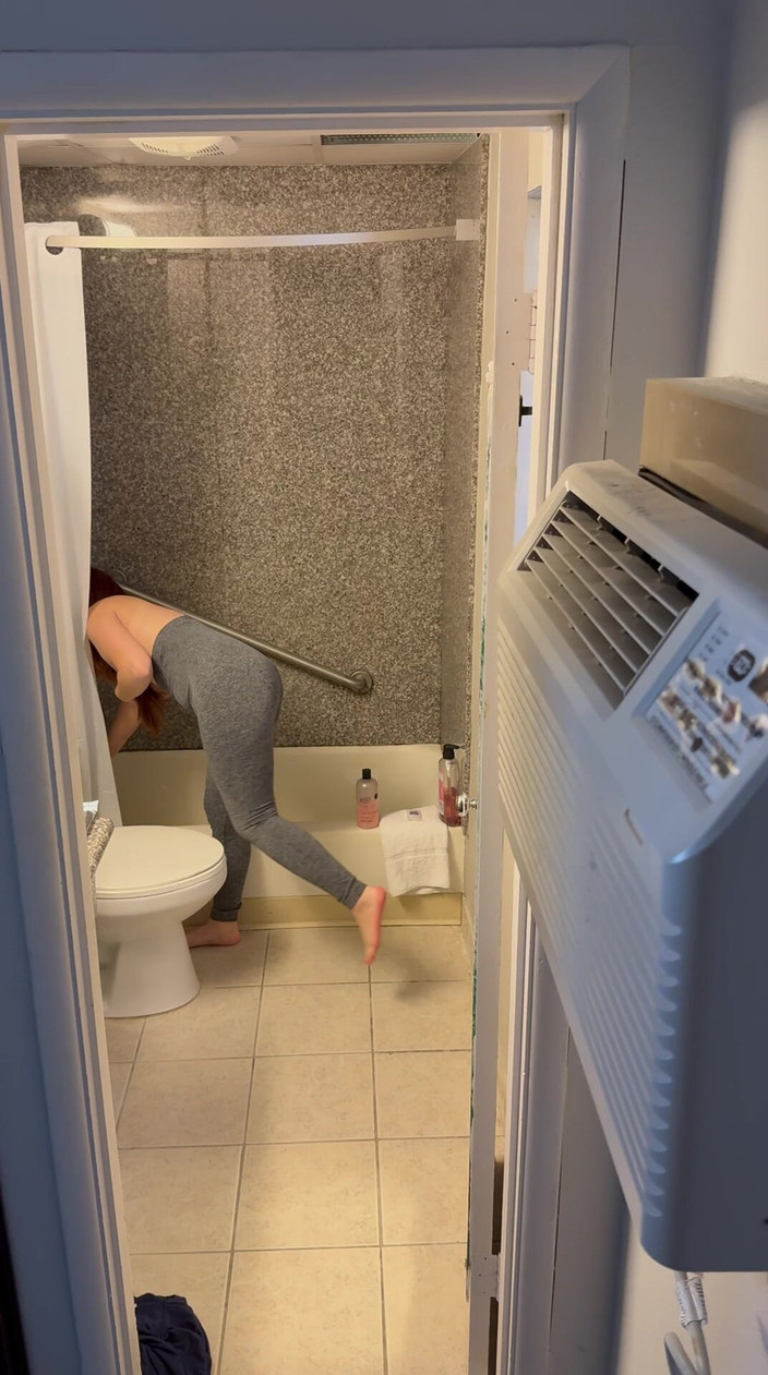 LilRedKinkQueen: Рыжая раздевается и принимает душ