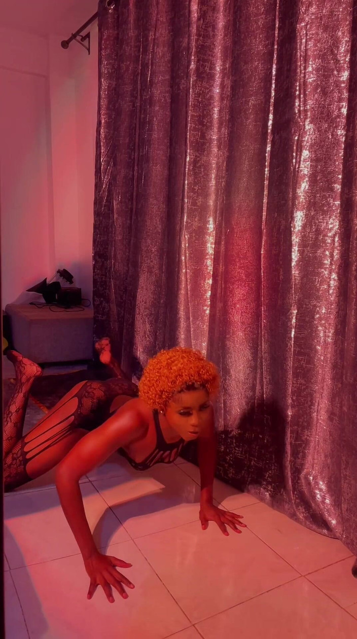 Chickysue: Danza sexy in lingerie