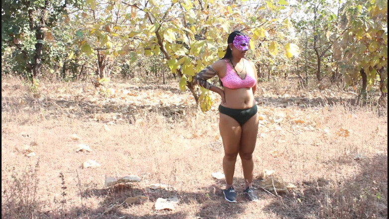 Indian Bhabhi: Desi MILF Mona Bhabhi skamlös utomhus Fantasi