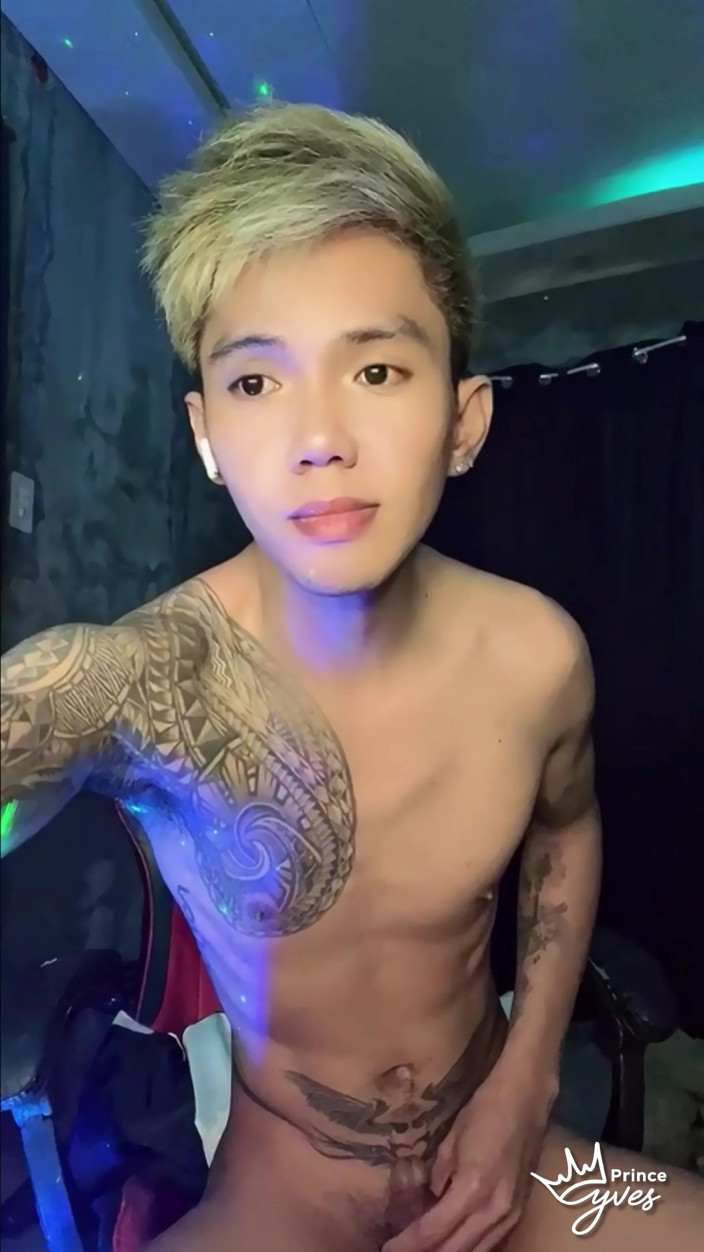Prince-Yves: Twink cachondo tatuado realizado en un show de webcam en...
