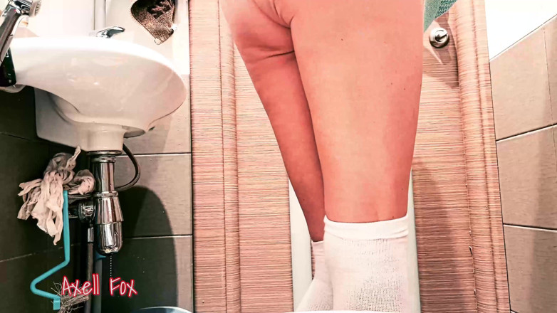 Axell Fox: 精子ドレイン #2。特別バージョン。ブロンド熟女ビッチがトイレに精液を排出する