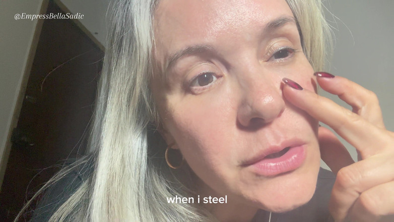 Empress Bella Sadic: Imperatrizbellasadica आपका उपयोग मानव Ashtray के रूप में करती है