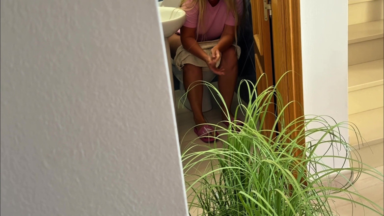 Emma Voyeur: Porte Gauche Ouverte - Collection De Pipi De Belle-mère Pour Son...