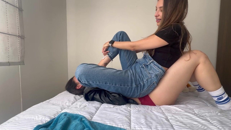 scarlettandc: Його ноги мене зачаровують, і він торкається всього мого тіла