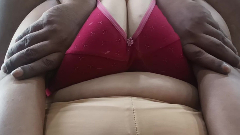 Catchybusty: Möpse-massage von molligem mädchen in ihrem hostelzimmer