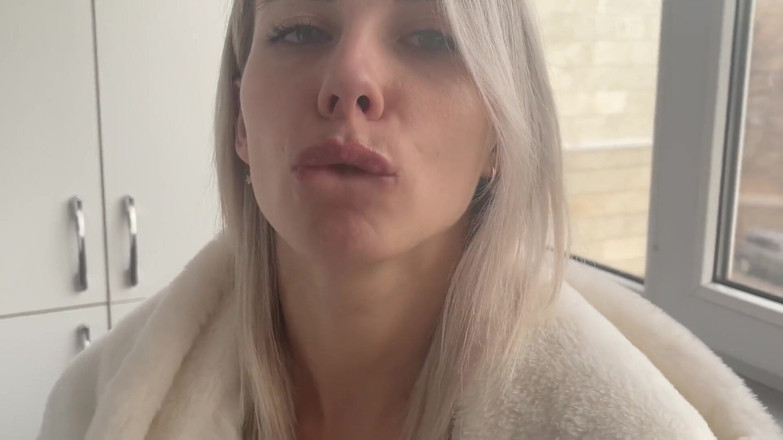 Vik1one: A Rainha do Boquete Vik1one mostra um boquete legal