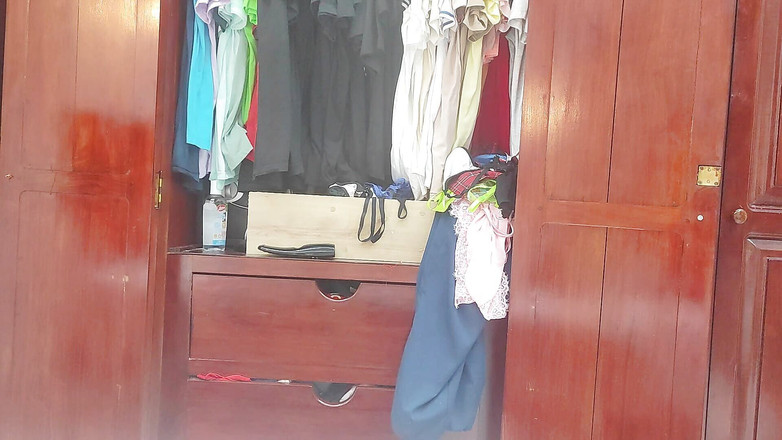 Katrina4deluxe: Üppiges zimmermädchen zieht ihre arbeitsuniform ab