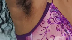 Vestido de meia-irmã trocando de roupa e show de axilas peludas
