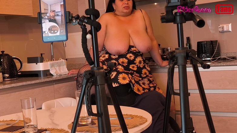 Riderqueen: Videoclip pentru fani - fiul vitreg o vizitează pe mama vitregă în...