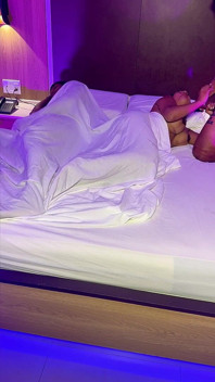 İri göğüslü üvey anne leyne rodriguez azgın üvey oğlu tarafından aldatılan kocasının önünde sikiliyor