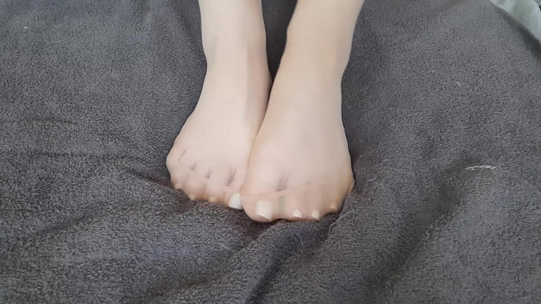 Curly_Dreams: ฉันจะแสดงเท้าไนลอนของฉันให้คุณดู
