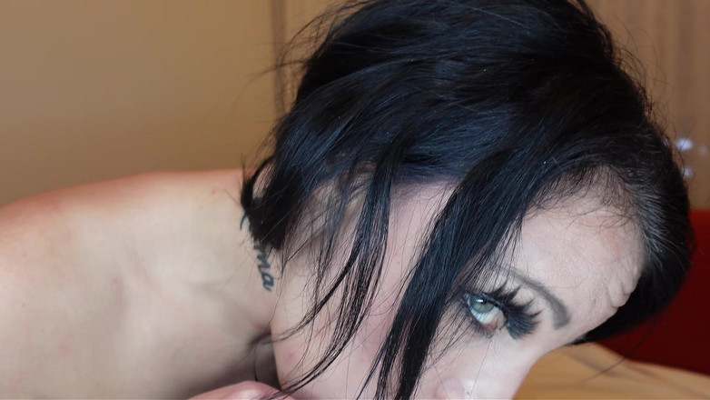 Karma Blayze: Schlampiger dildo, blowjob