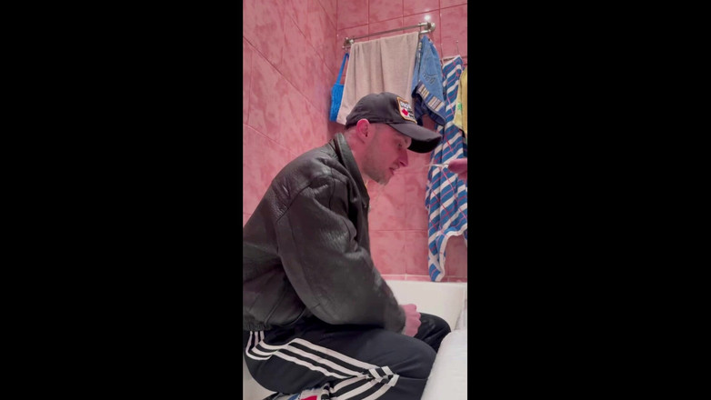 KinkySirius: El chico ruso gopnik con chaqueta de cuero y zapatos...