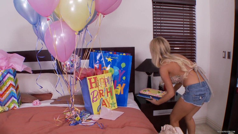 Tasha Reign official studio: Tasha Reign трахается с Rikki Six на ее день рождения!