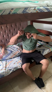Přijdu a najdu svou latinskoamerickou nevlastní sestru v mém pokoji, která ležela na posteli, líbí se mi, jak vypadá a rozhodl jsem se jí dát dobré šukání
