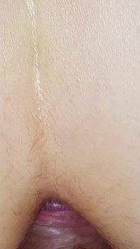 Etwas sperma läuft aus meiner muschi