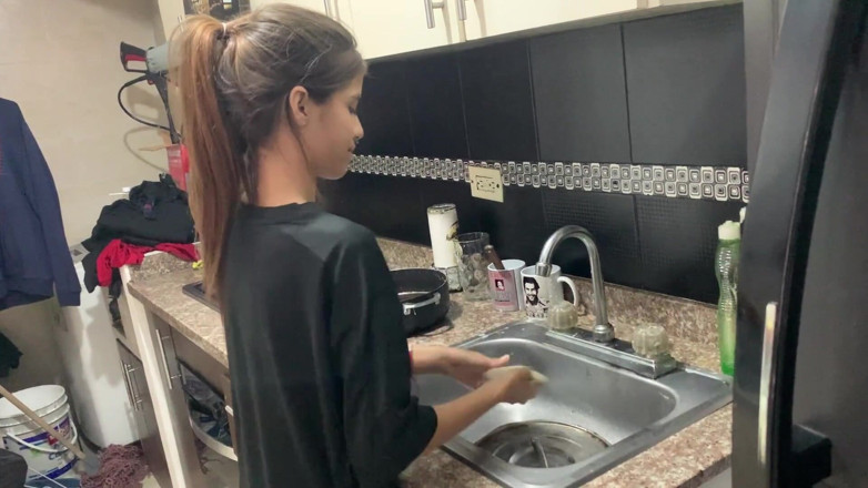 TUflacasex123: Meine stiefschwester neckt mich jedes mal, wenn wir allein zu...