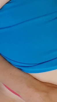 巨乳の熟女熟女がベッドの上でtバックで熱くオナニーする