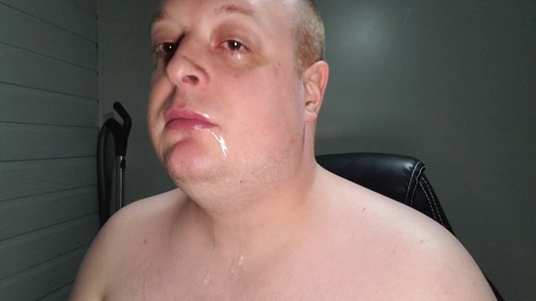 Charlieboy69: Đụ mặt sâu vào họng con cu giả khổng lồ...