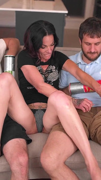La vecchia miLF arrapata vuole due cazzi allo stesso tempo