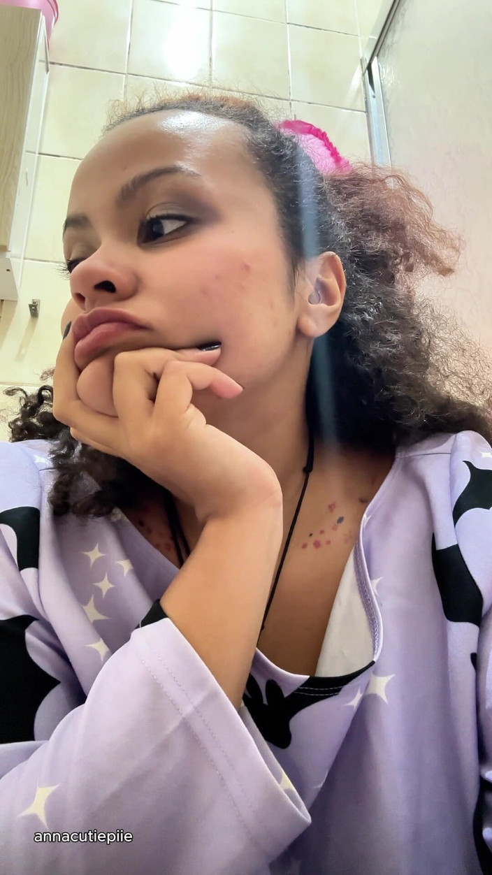 Cutiepiie Chubby: 上厕所和的不耐乳汁的女孩