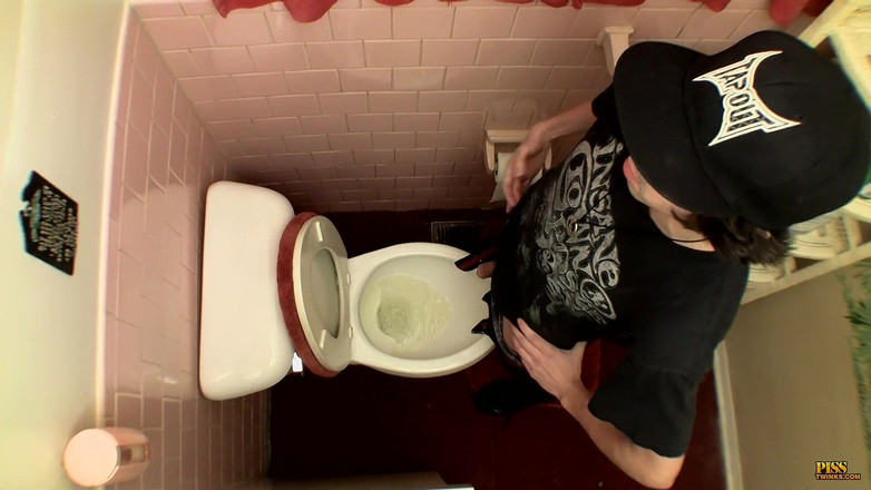 Piss Twinks: Lossen in de toiletpot