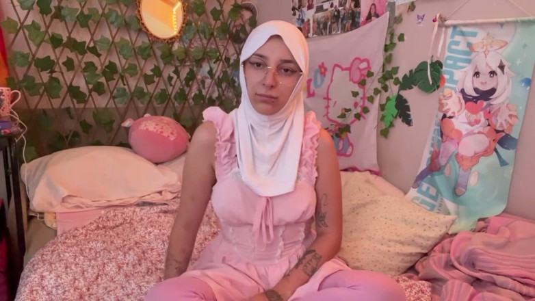 lanalovacutie: Muslim-yoga-in-hijab-in-bed