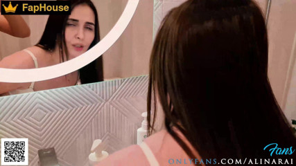 Alina Rai: 의붓딸과 계속 섹스하는 만족할 줄 모르는 계부, 자지에 분명히 피곤하지만 기분이 좋은 척