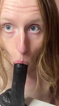 Blowjob pada dildo hitam besar dan menghisap telur