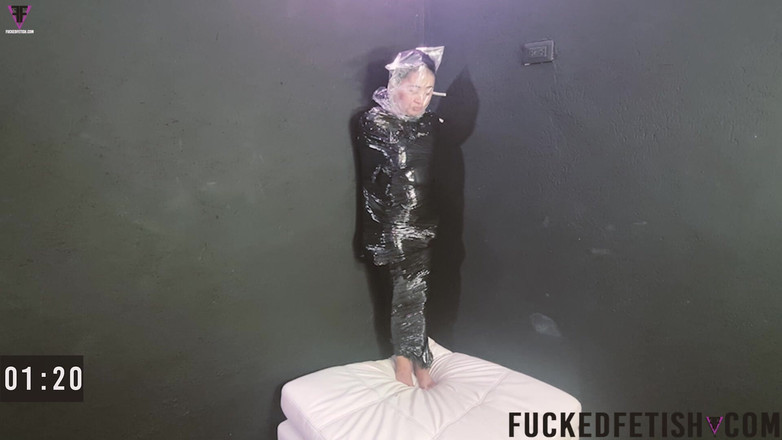 Fucked fetish: Moni Lee, première mommification, souffle, sac de bain