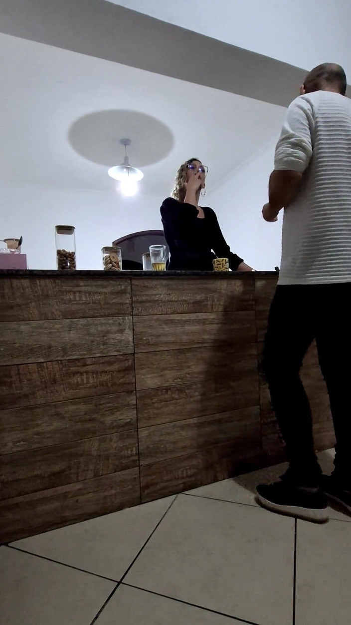 Gabi SweetCouplesStories: Sie betrügt ihren Ehemann mit einem Fremden an der bar,...