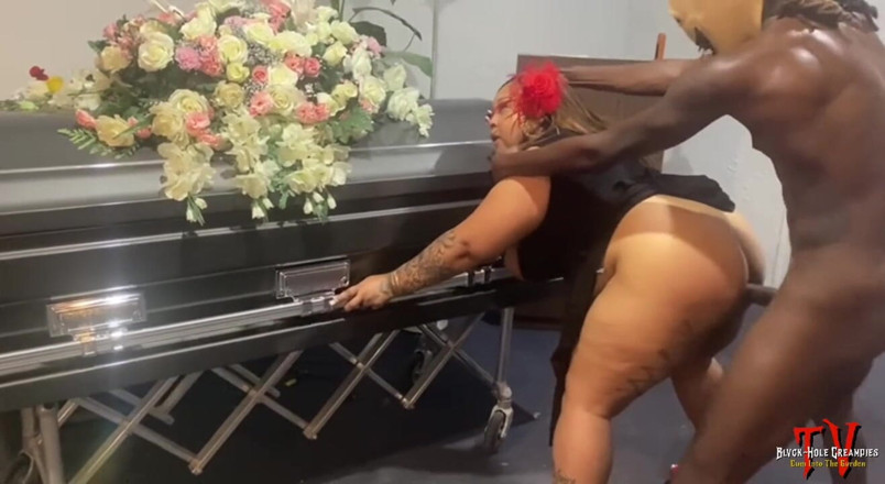 Blvck Rose TV: Dick-o-ween: Belaquis je ošukaná v Strašed Pohřebním domě od BBC