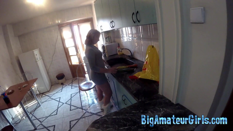 Big Amateur Girls: Isteri berpantat gemuk melancap dengan banyak sayur-sayuran