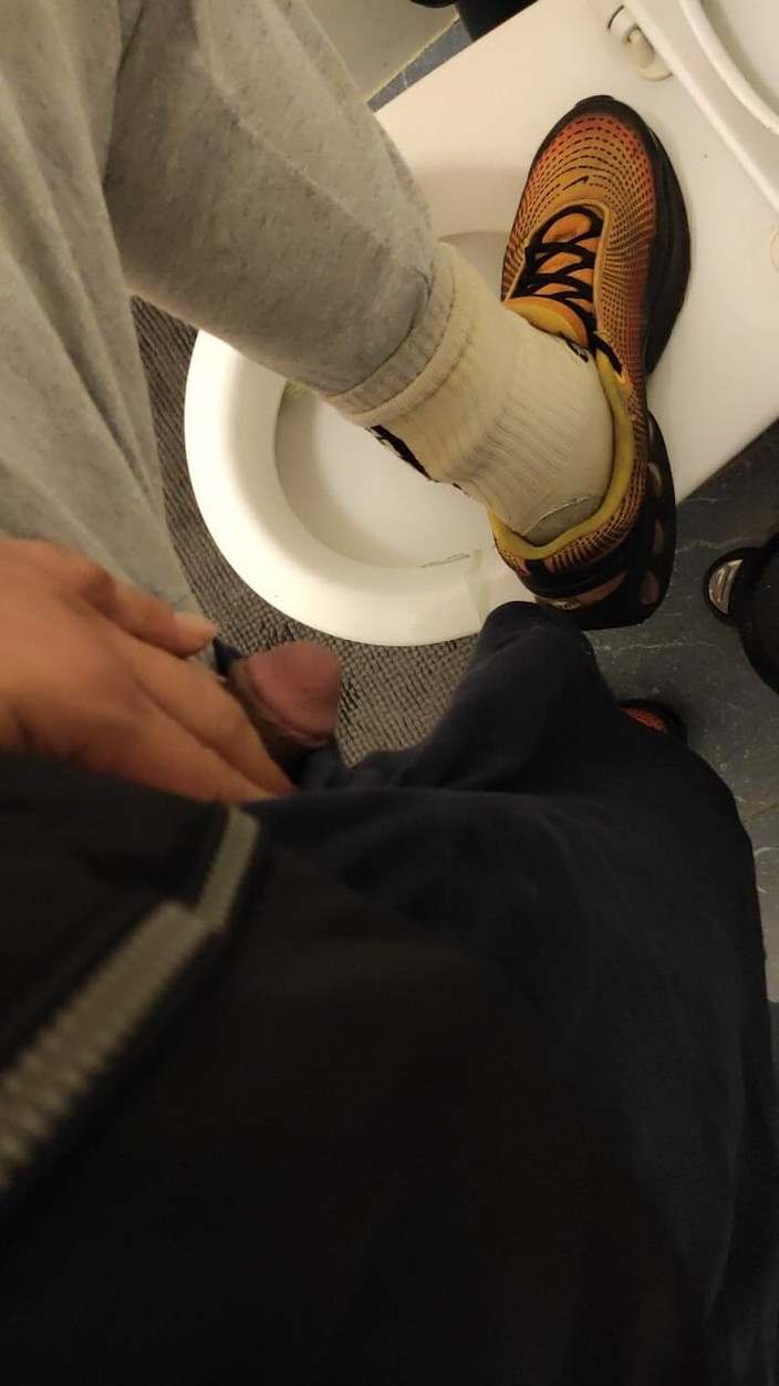 SmokedAlloy2: Dirtyjunkbro en el baño lleno de orina, calcetines malolintes y...