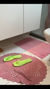 Giẫm đạp nô lệ chân sau khi tắm