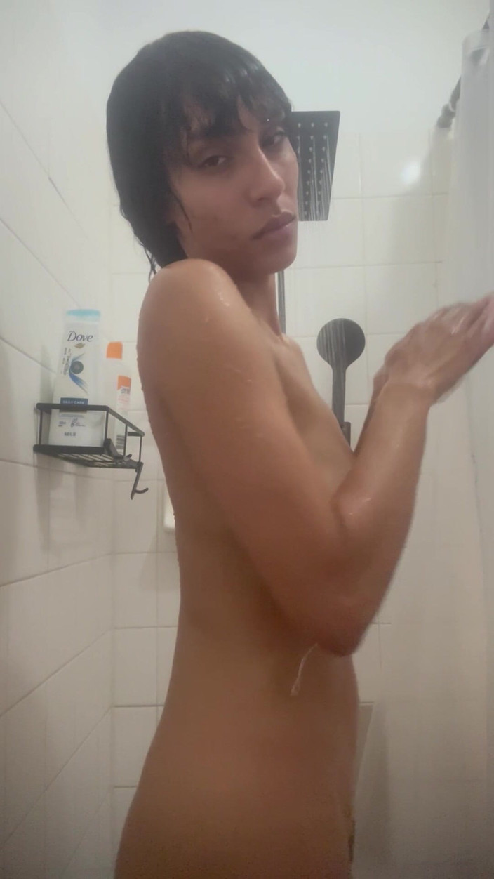 Hineydipp73: Fai una doccia bollente con me