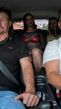 Carlos Urach fait ses débuts avec Two Hot Girls lors du manège de Ted.